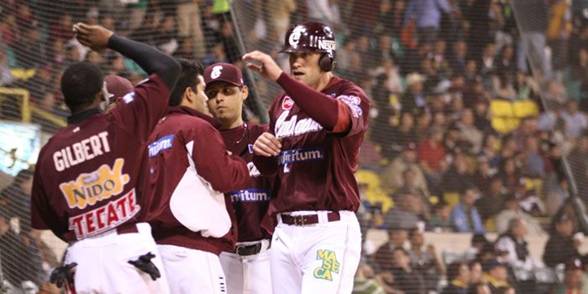 Sultanes acompaña a Vinny Castilla en su homenaje